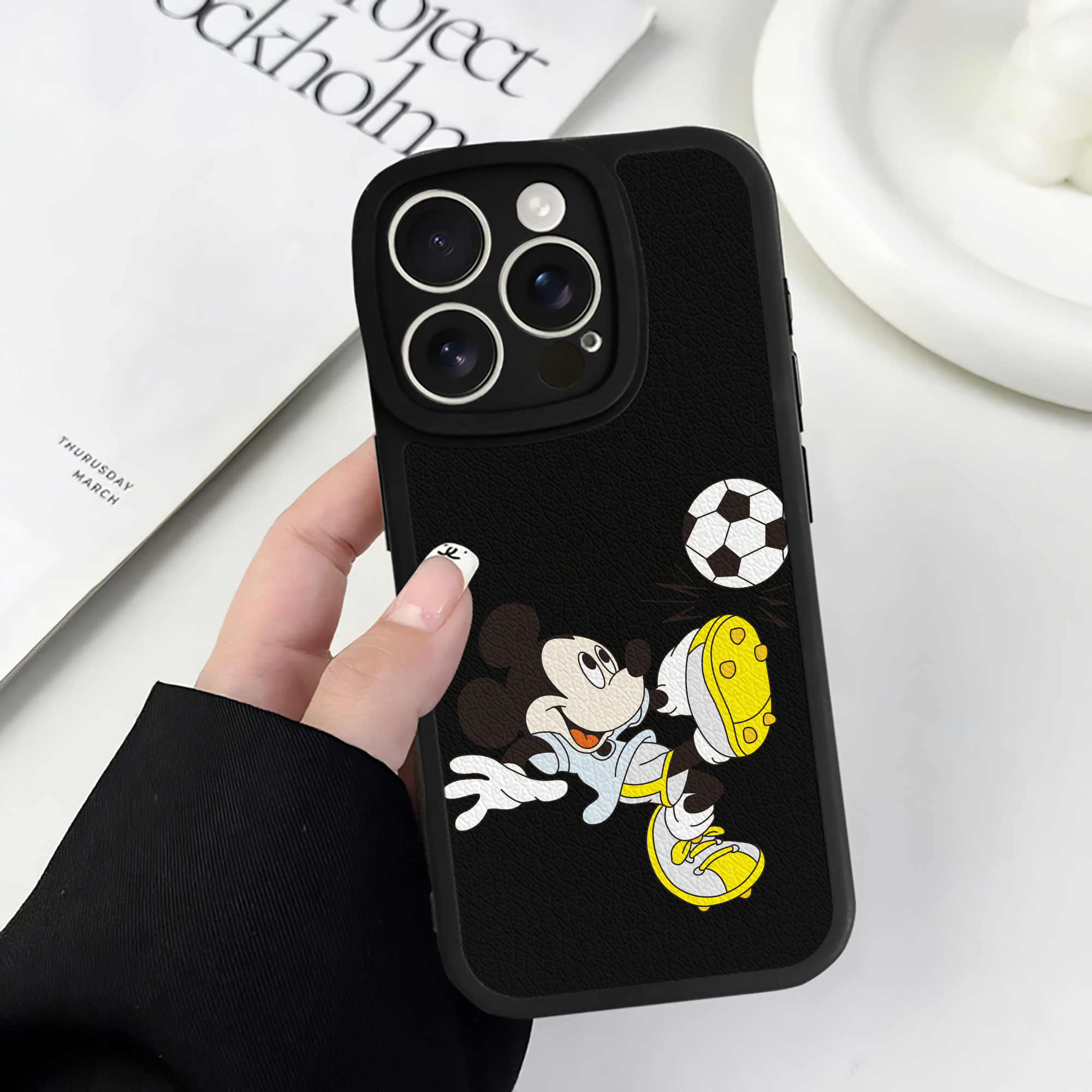 （画像用） ミッキーマウス Mickey Mouse 【iPhone 16シリーズ対応】シリコンスマホケース（レザー調） 材質：シリコン